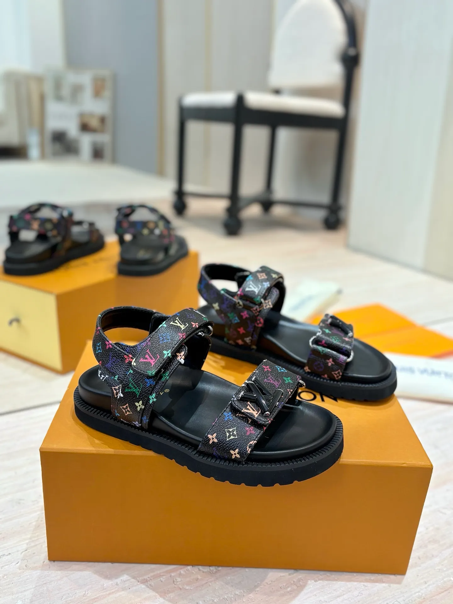 👟👟Ex-factory price 460👟👟 LV 2025 spring and summer new products 🥰 Popular LV donkey brand counters Embossed logo embossed sandals This Pool Pillow Comfort flat sandals are made of technical fabrics and use high-frequency embossing technology to reinterpret the Monogram pattern. Soft padded upper with adjustable Velcro, comfortable and tough insole adds harmonious colors 👍New hard goods, purchasing agent level! Full of high-end feel! A popular model among bloggers at home and abroad, it’s retro and fashionable and looks amazing on your feet! The official website's main recommendation 👍👍 ✅ Upper: waterproof special original fabric ✅ Inner lining: imported mixed sheepskin ✅ Outsole: original molded foam outsole ✅ Number of sizes: women's size 35-45 (women's size 41 men's 38.45, custom-made, non-refundable) ✅ Packaging: full set of drawer boxes ​